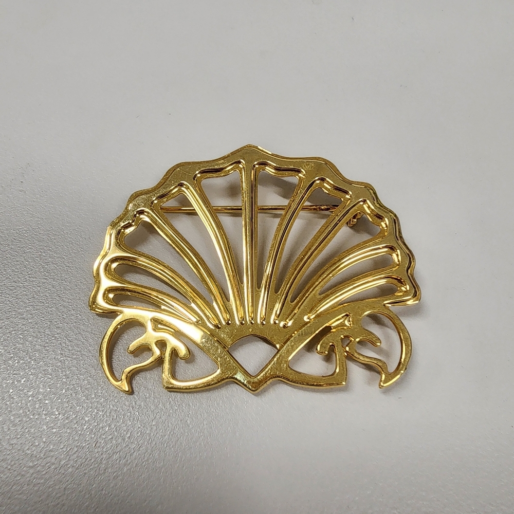 Gold Tone Openwork Scallop Clam Shell Brooch Art Nouveau Style Fan Pin Nautical